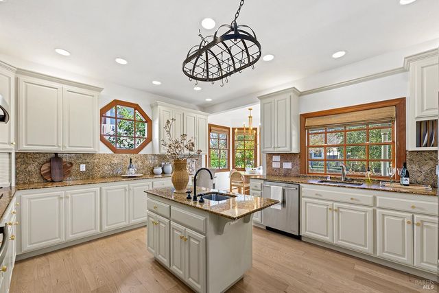 735 Johnson St, Healdsburg, CA 95448