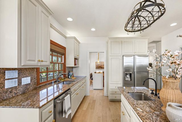 735 Johnson St, Healdsburg, CA 95448