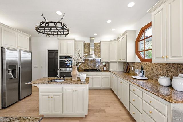 735 Johnson St, Healdsburg, CA 95448