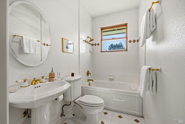 735 Johnson St, Healdsburg, CA 95448