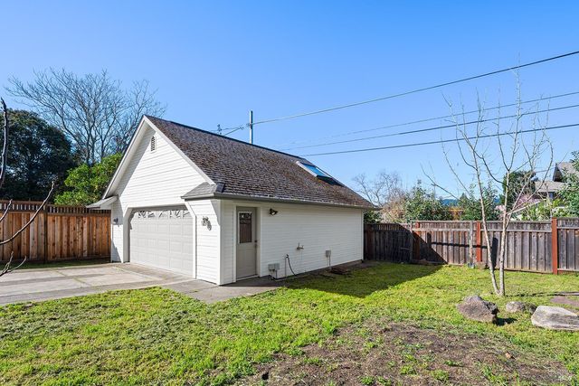 735 Johnson St, Healdsburg, CA 95448
