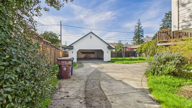 735 Johnson St, Healdsburg, CA 95448