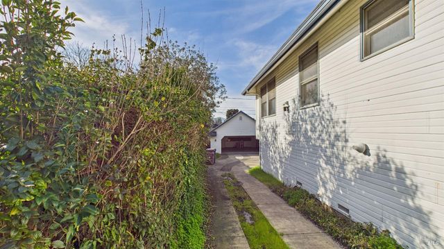 735 Johnson St, Healdsburg, CA 95448