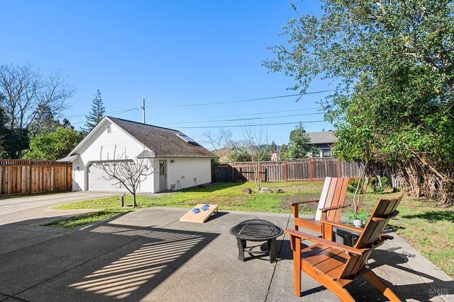 735 Johnson St, Healdsburg, CA 95448