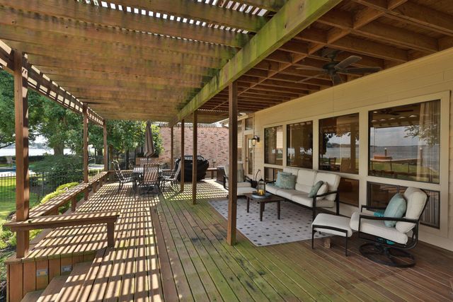 2826 Chaucer Drive, Montgomery, TX 77356