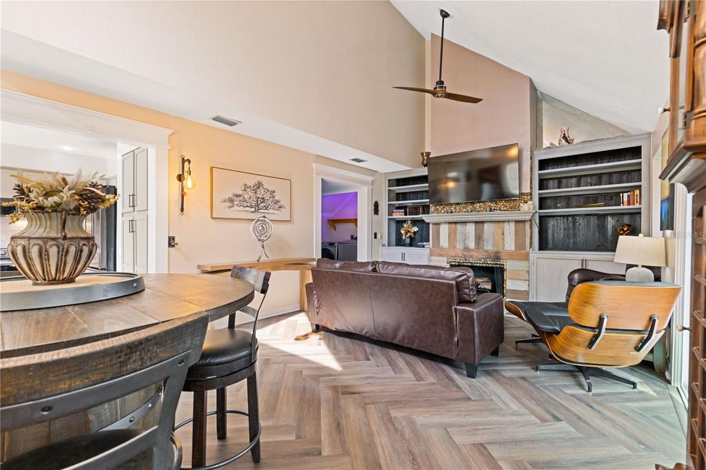 Image 5 of property listing at 1621 NE 2ND STREET 101, Ocala, FL 34470