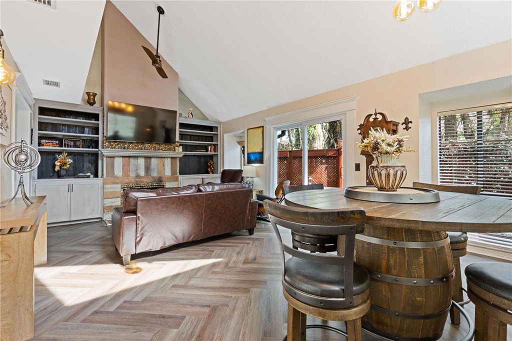 Image 6 of property listing at 1621 NE 2ND STREET 101, Ocala, FL 34470