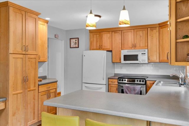 5 Yandow Drive, South Burlington, VT 05403