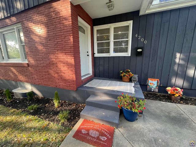 4200 SW Stratford RD, Topeka, KS 66604