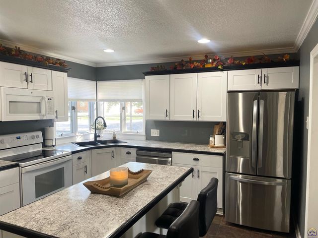 4200 SW Stratford RD, Topeka, KS 66604