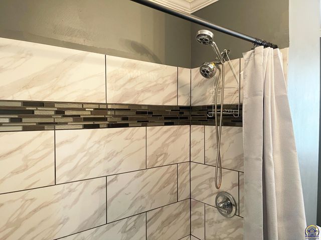 4200 SW Stratford RD, Topeka, KS 66604