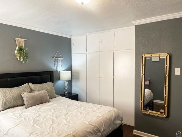 4200 SW Stratford RD, Topeka, KS 66604