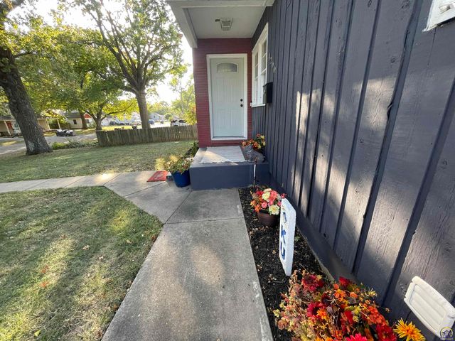 4200 SW Stratford RD, Topeka, KS 66604