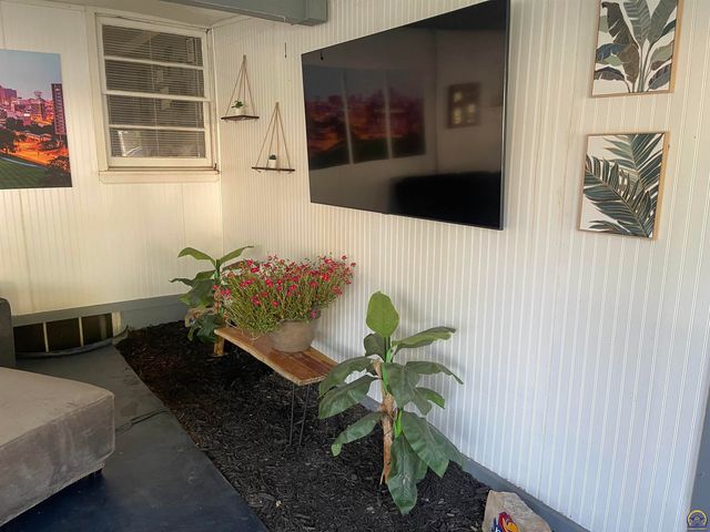 4200 SW Stratford RD, Topeka, KS 66604