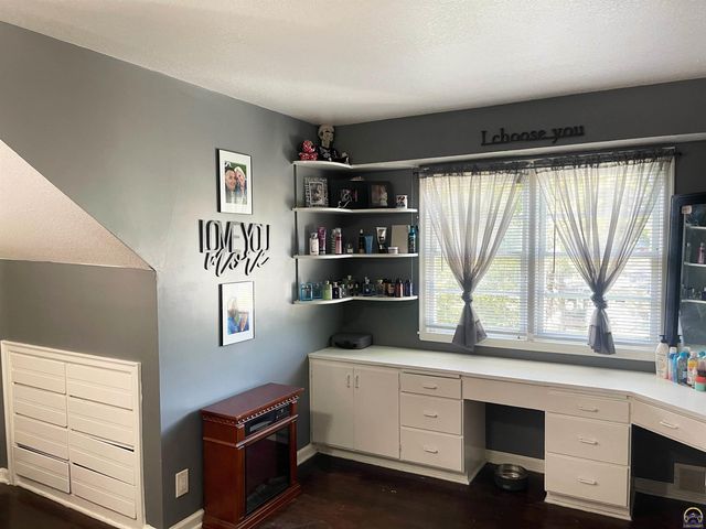 4200 SW Stratford RD, Topeka, KS 66604