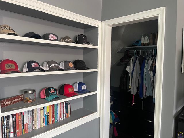 4200 SW Stratford RD, Topeka, KS 66604