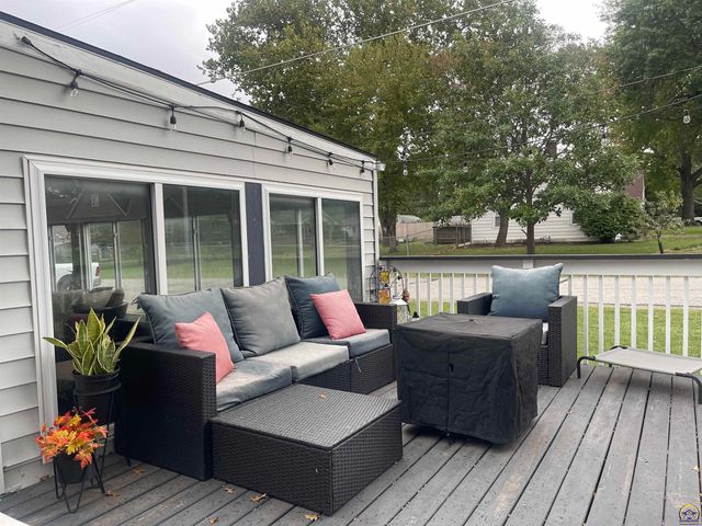 4200 SW Stratford RD, Topeka, KS 66604