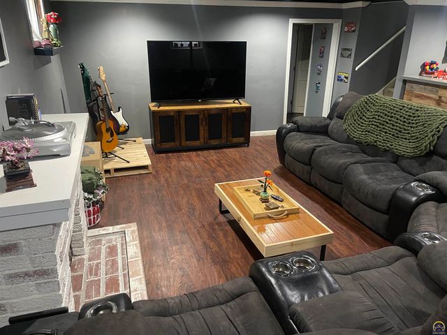 4200 SW Stratford RD, Topeka, KS 66604