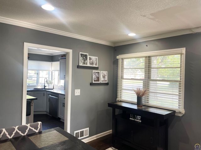 4200 SW Stratford RD, Topeka, KS 66604