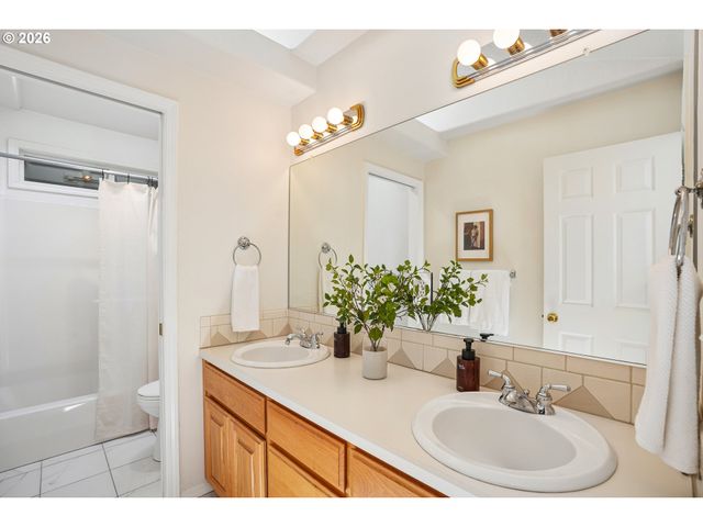 7871 Sw KINGFISHER Way, Portland, OR 97224