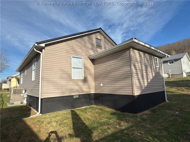 704 Street Street, Nitro, WV 25143