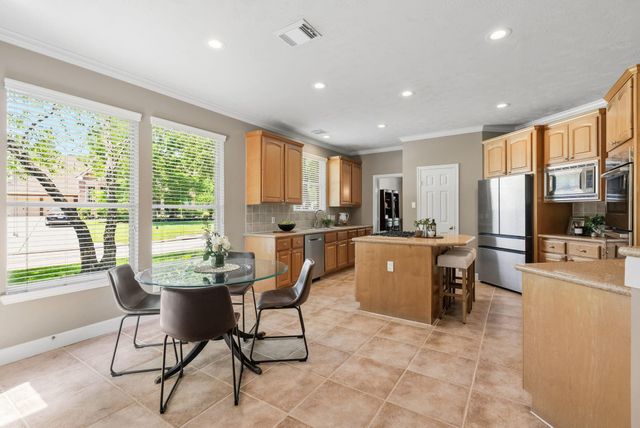 11 Mirror Ridge Court, The Woodlands, TX 77382