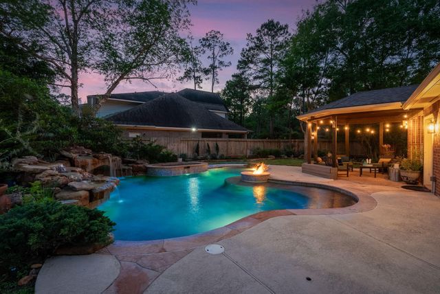 11 Mirror Ridge Court, The Woodlands, TX 77382