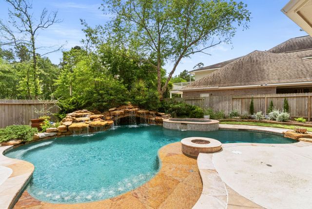 11 Mirror Ridge Court, The Woodlands, TX 77382