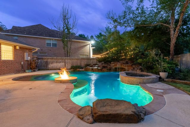 11 Mirror Ridge Court, The Woodlands, TX 77382