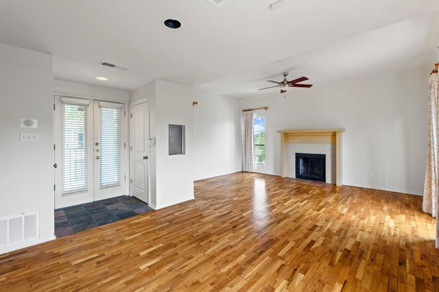 409 E 38th ST 305, Austin, TX 78705