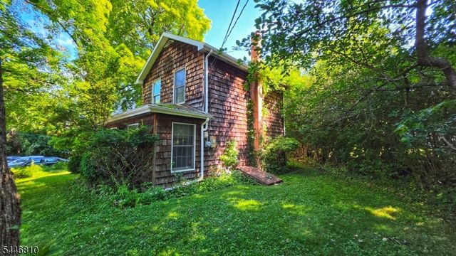 57 Grove St, Chester Boro, NJ 07930