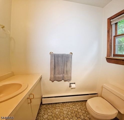 57 Grove St, Chester Boro, NJ 07930
