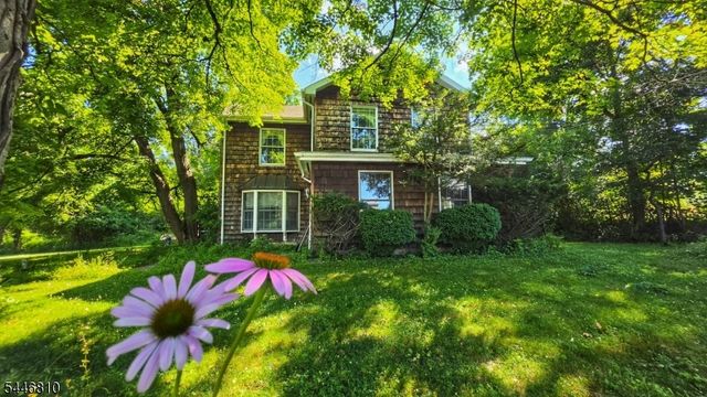 57 Grove St, Chester Boro, NJ 07930