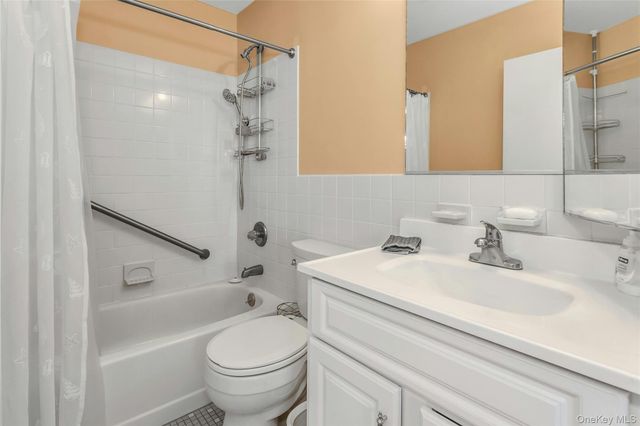 800 Willis Avenue 303, Albertson, NY 11507