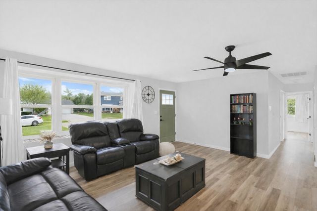 1320 Elm Drive, Schaumburg, IL 60194