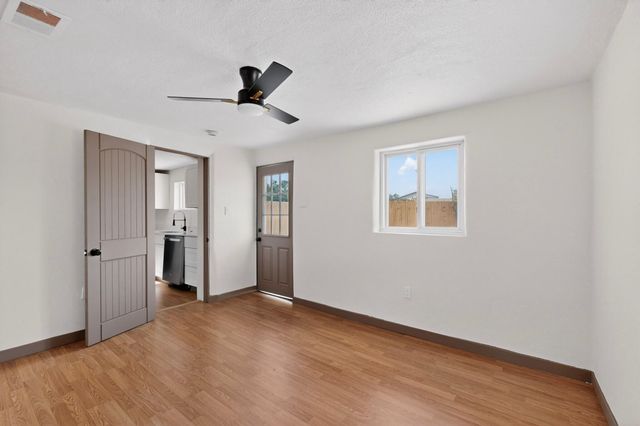 1525 Summer Avenue NW, Albuquerque, NM 87104