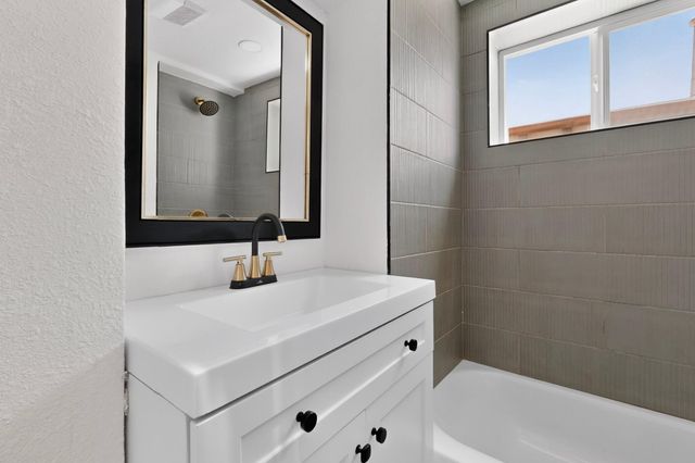 1525 Summer Avenue NW, Albuquerque, NM 87104