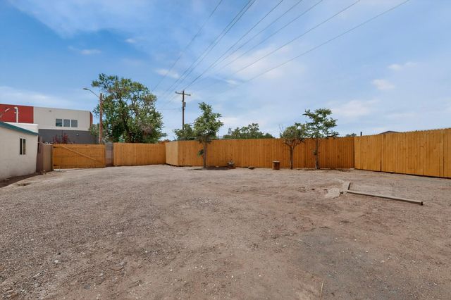 1525 Summer Avenue NW, Albuquerque, NM 87104