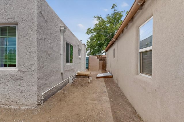1525 Summer Avenue NW, Albuquerque, NM 87104