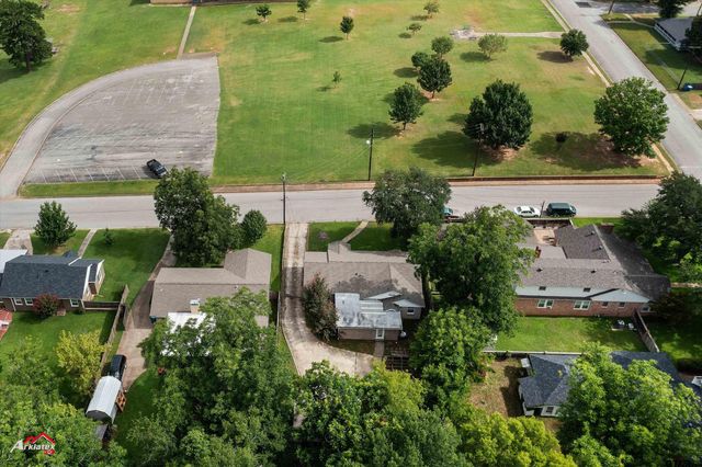 305 Smith Street, Henderson, TX 75652