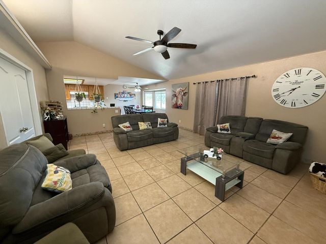 2109 E Dinuba Avenue, Fresno, CA 93725