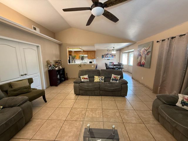 2109 E Dinuba Avenue, Fresno, CA 93725