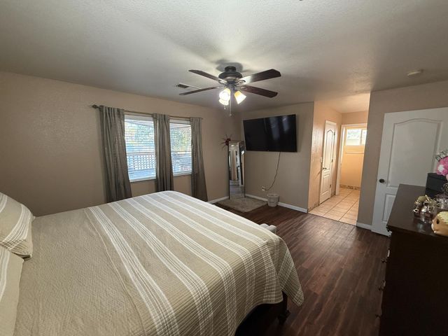 2109 E Dinuba Avenue, Fresno, CA 93725