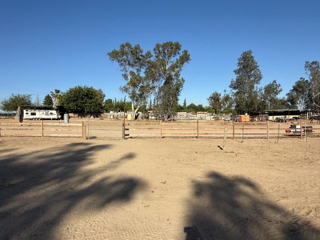 2109 E Dinuba Avenue, Fresno, CA 93725