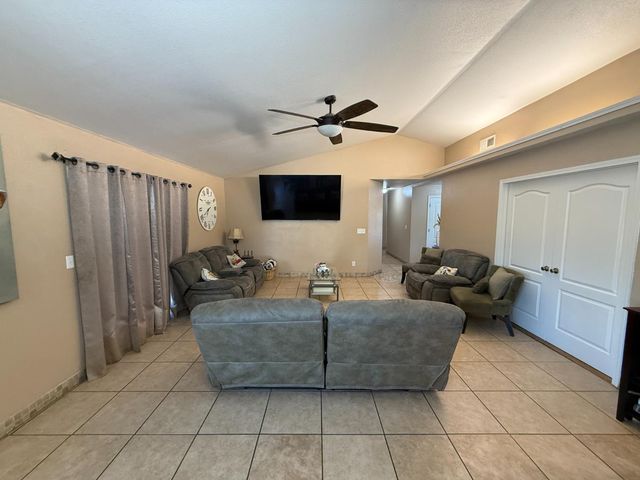 2109 E Dinuba Avenue, Fresno, CA 93725