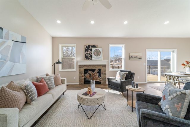 206 1st Avenue N, State Center, IA 50247