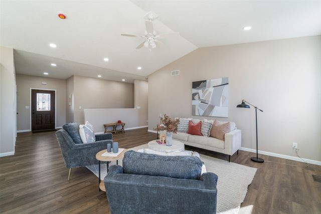 206 1st Avenue N, State Center, IA 50247