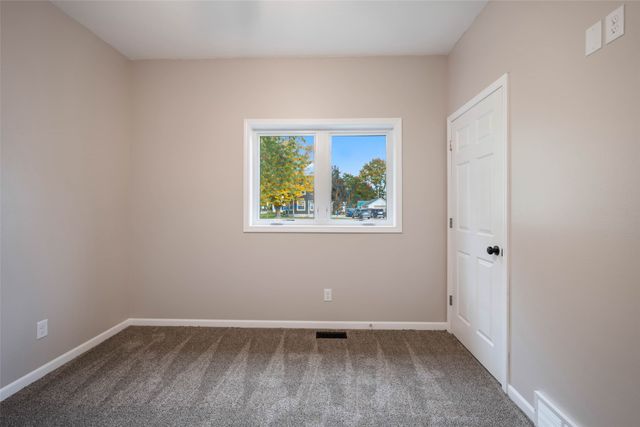 206 1st Avenue N, State Center, IA 50247