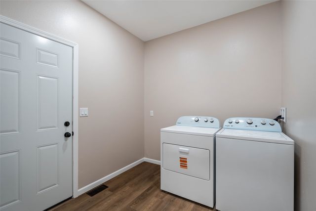 206 1st Avenue N, State Center, IA 50247