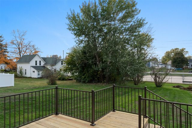 206 1st Avenue N, State Center, IA 50247